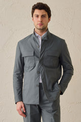 Veste utilitaire vert sauge pour homme, légère et élégante, style décontracté.