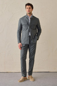 Veste utilitaire vert sauge pour homme, légère et élégante, style décontracté.