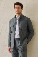 Veste utilitaire vert sauge pour homme, légère et élégante, style décontracté.