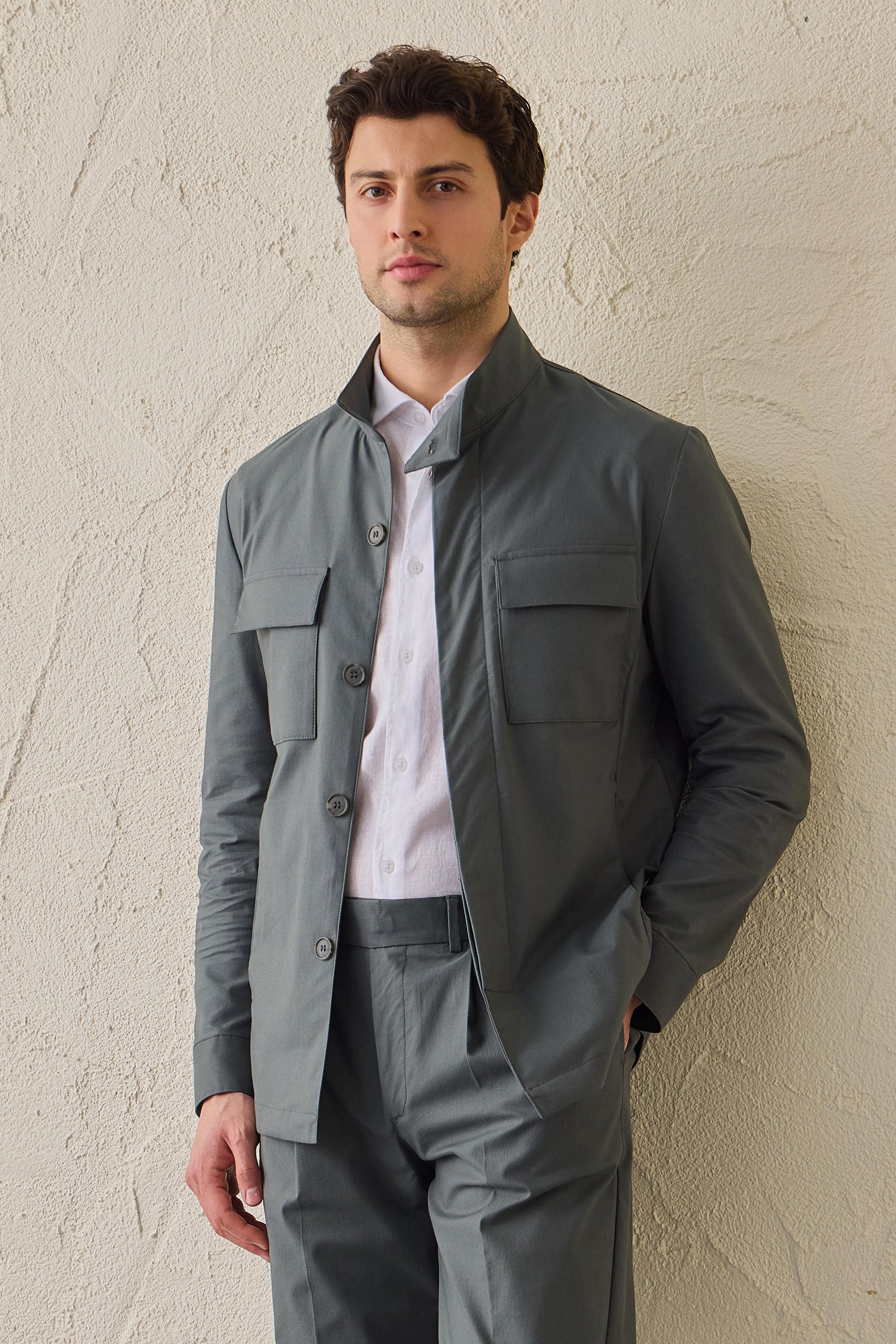 Veste utilitaire vert sauge pour homme, légère et élégante, style décontracté.