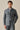 Costume deux pièces pour homme, vert sauge, style safari, col montant, coupe élégante et décontractée.