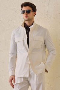 Costume deux pièces blanc pour homme, style safari, col montant, coupe élégante et décontractée.