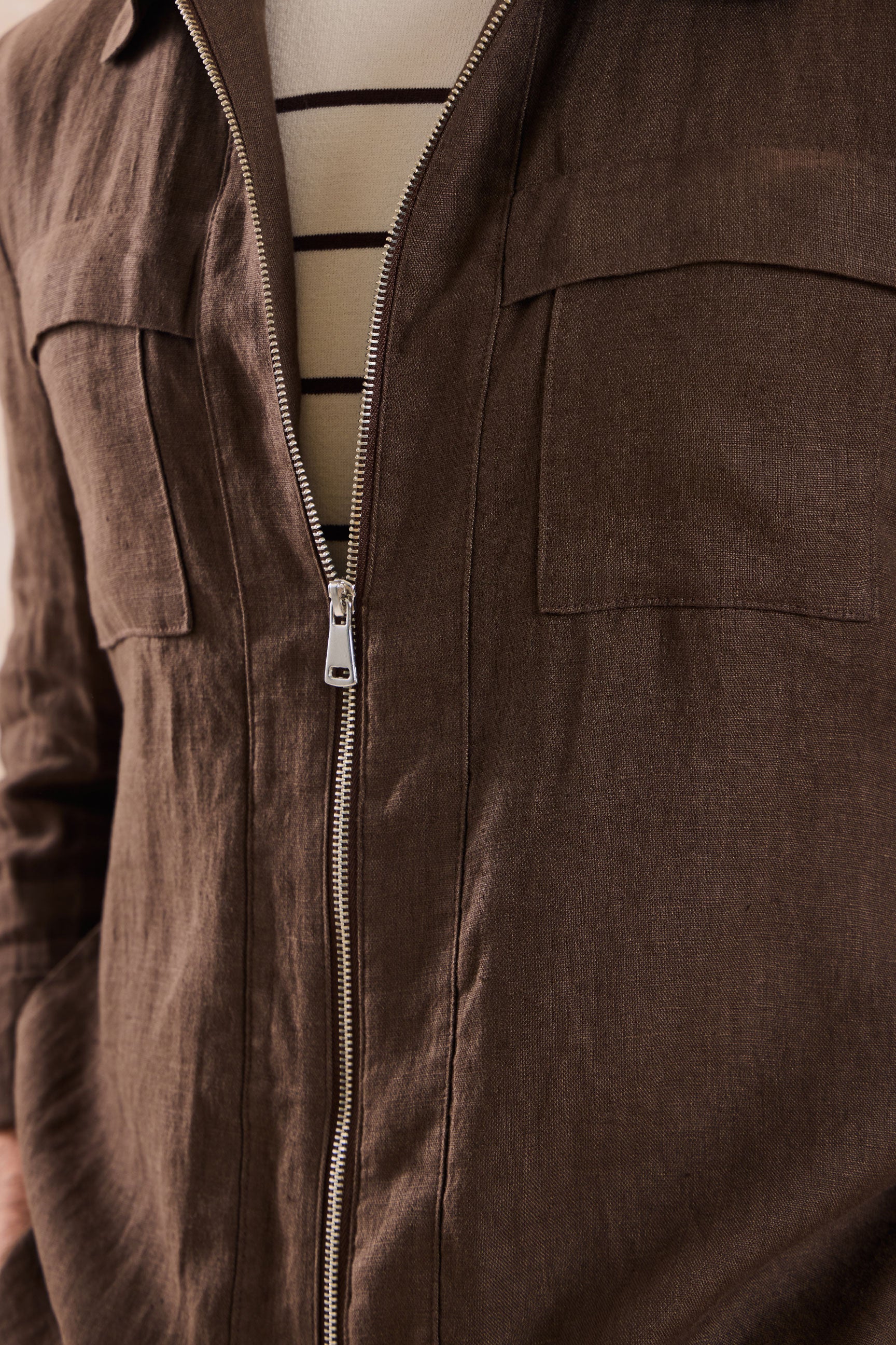 Costume deux pièces homme en lin marron, style safari, fermeture éclair, été.