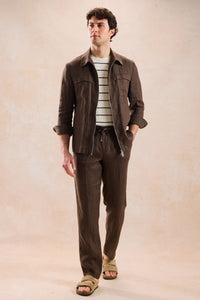 Costume deux pièces homme en lin marron, style safari, fermeture éclair, été.
