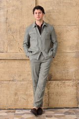 Costume deux pièces homme en lin vert sauge, style safari, fermeture éclair, été.