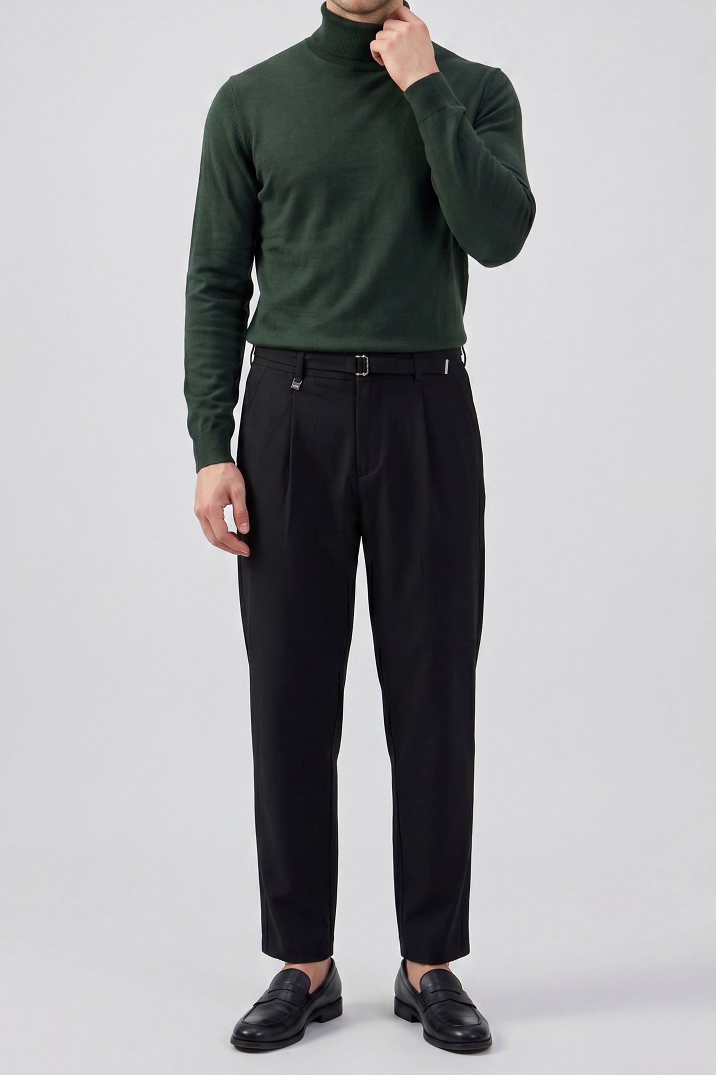Pull à col roulé vert pour homme, en maille douce à manches longues et mélange de viscose.