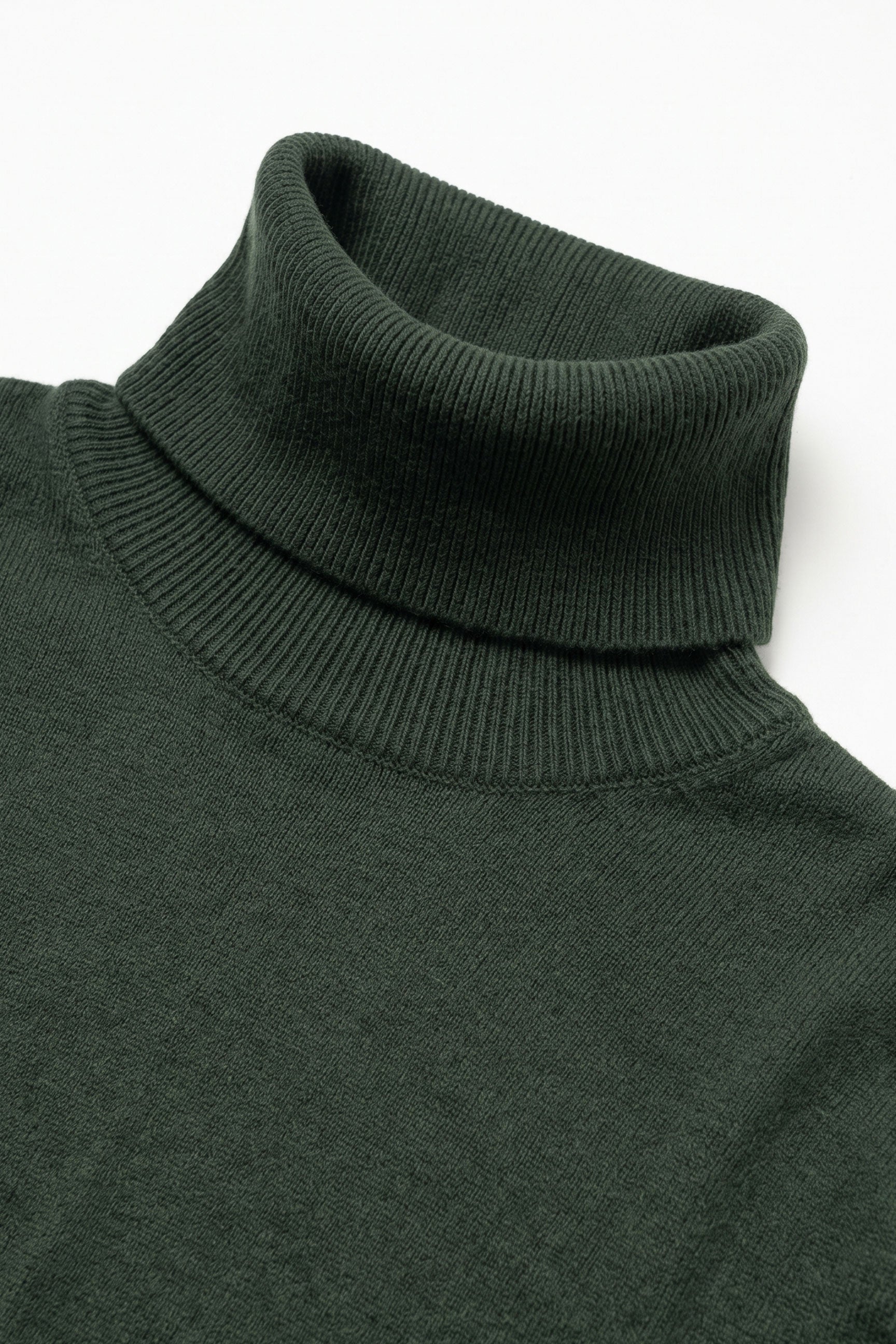 Pull à col roulé vert pour homme, en maille douce à manches longues et mélange de viscose.