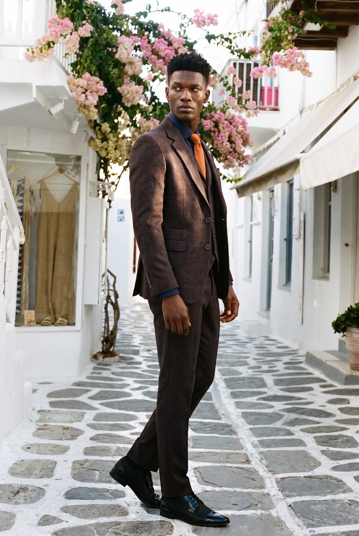 Look #993 styled with Costume trois pièces pour homme en tweed à chevrons prune