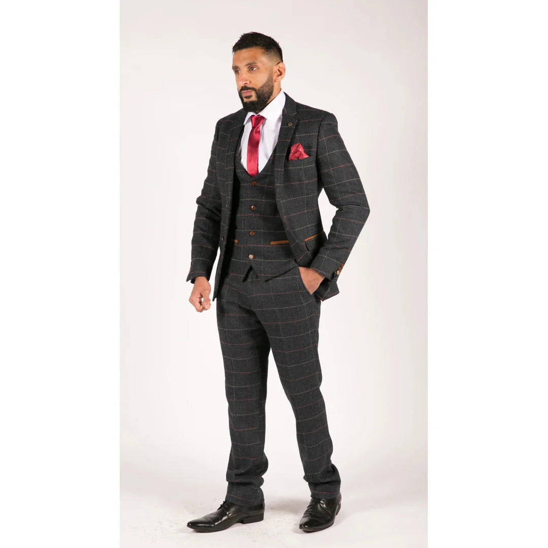 Costume trois pièces Marc Darcy vintage pour homme, en tweed à chevrons bleu marine à carreaux bordeaux.