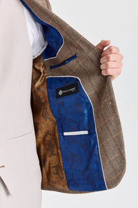 Costume en tweed Harris Brown avec gilet et pantalon contrastants couleur pierre