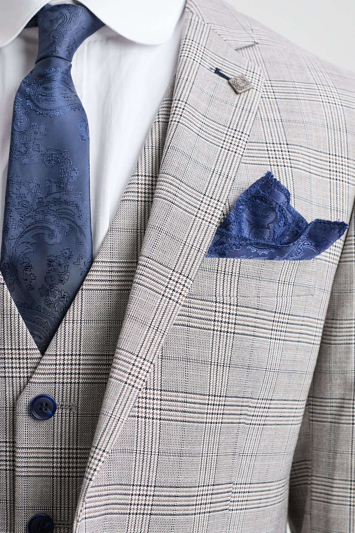 Costume trois pièces Hugo pour homme, gris clair, à carreaux bleu marine et finitions en velours