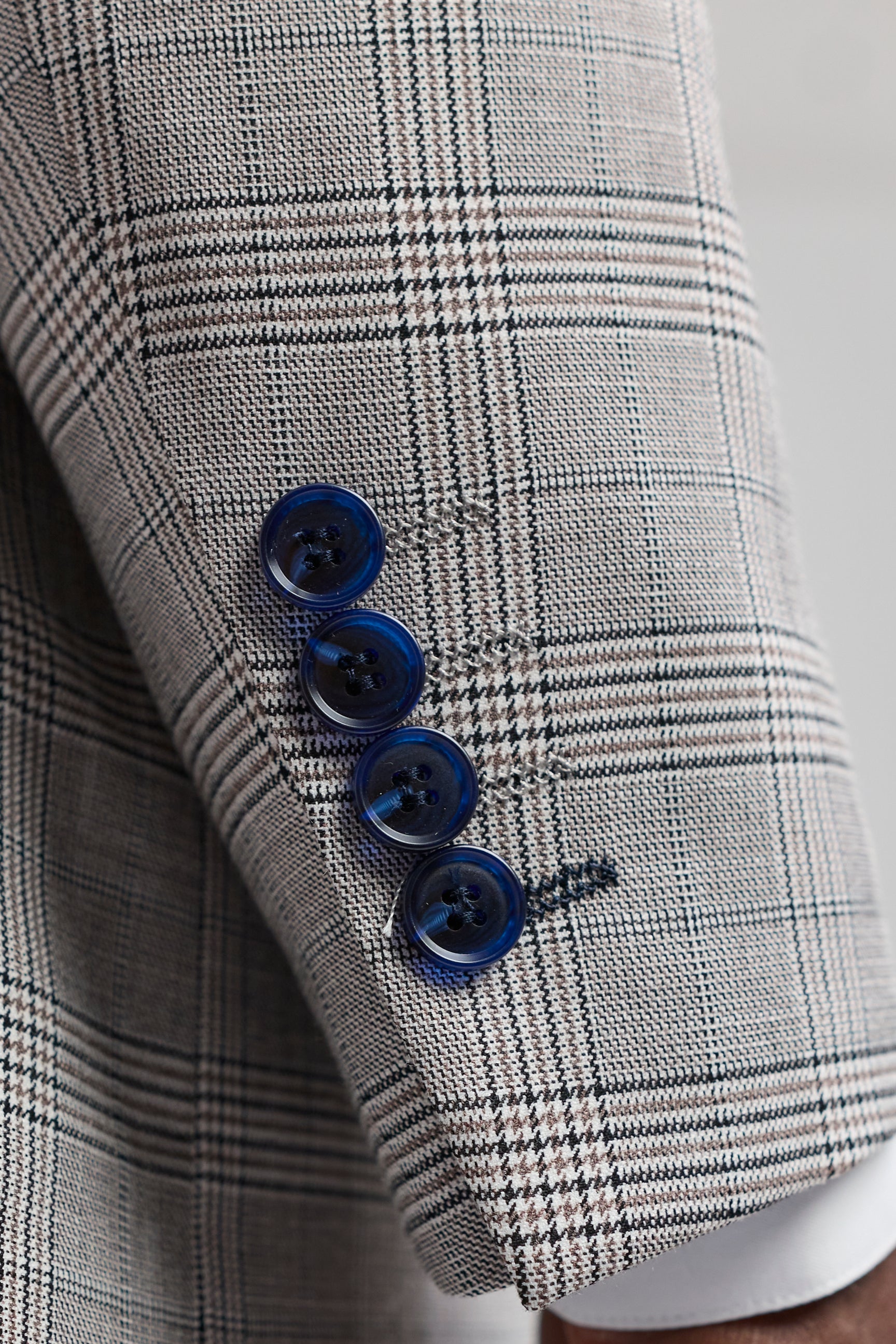 Costume trois pièces Hugo pour homme, gris clair, à carreaux bleu marine et finitions en velours