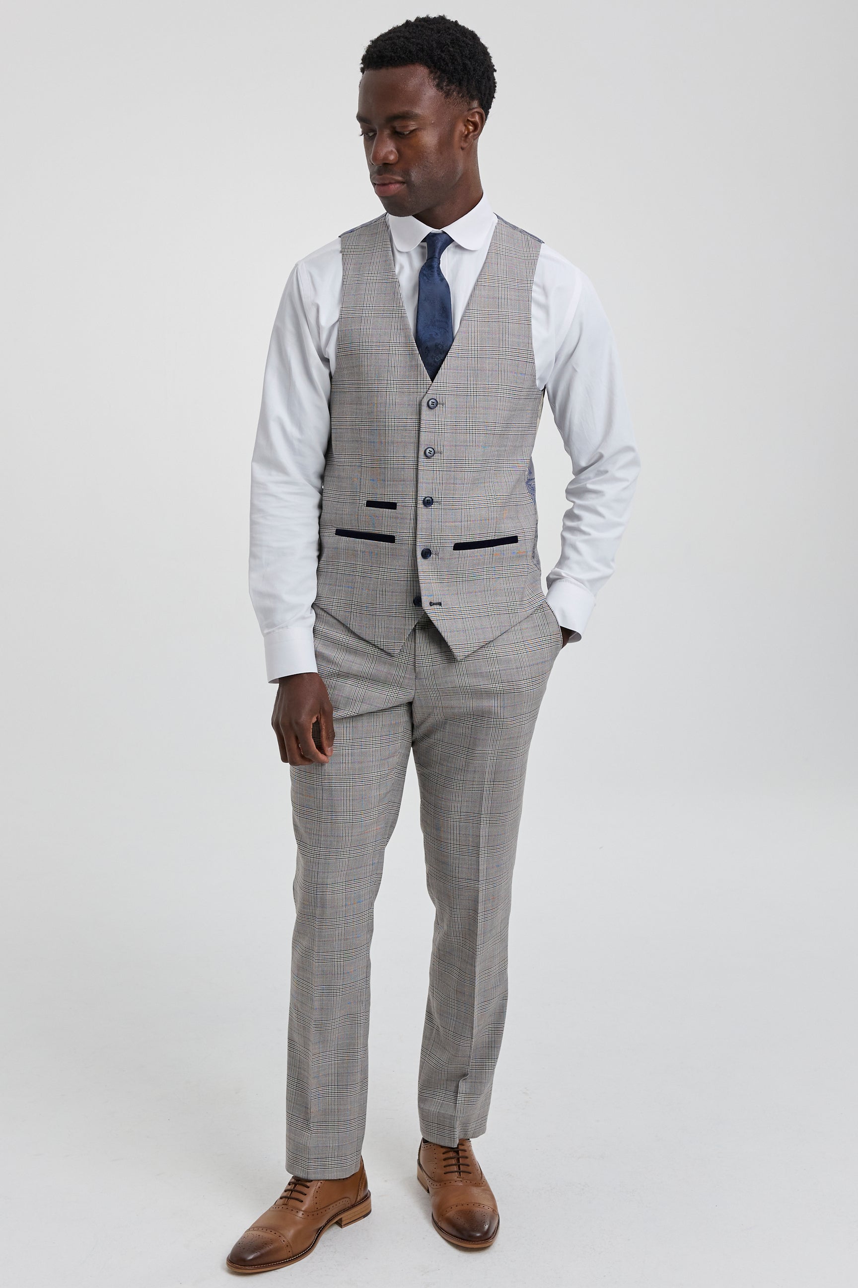 Costume trois pièces Hugo pour homme, gris clair, à carreaux bleu marine et finitions en velours