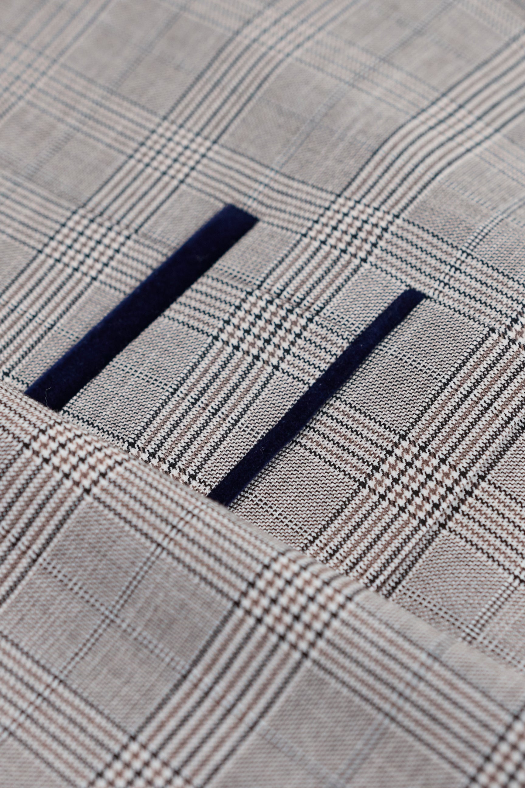 Costume trois pièces Hugo pour homme, gris clair, à carreaux bleu marine et finitions en velours