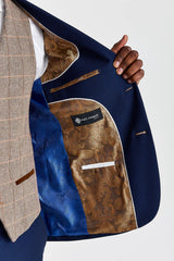 Costume Mayfair bleu marine texturé avec gilet contrastant en tweed Harris marron