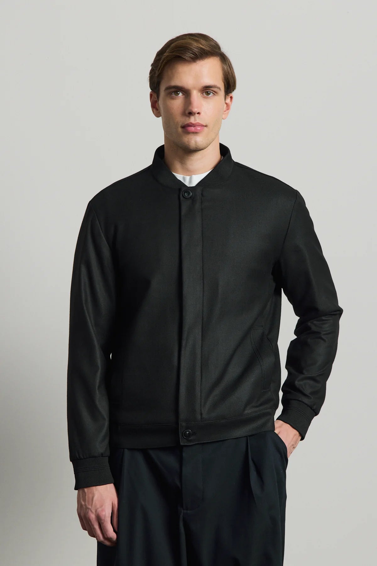 Veste bomber noire minimaliste et élégante pour homme