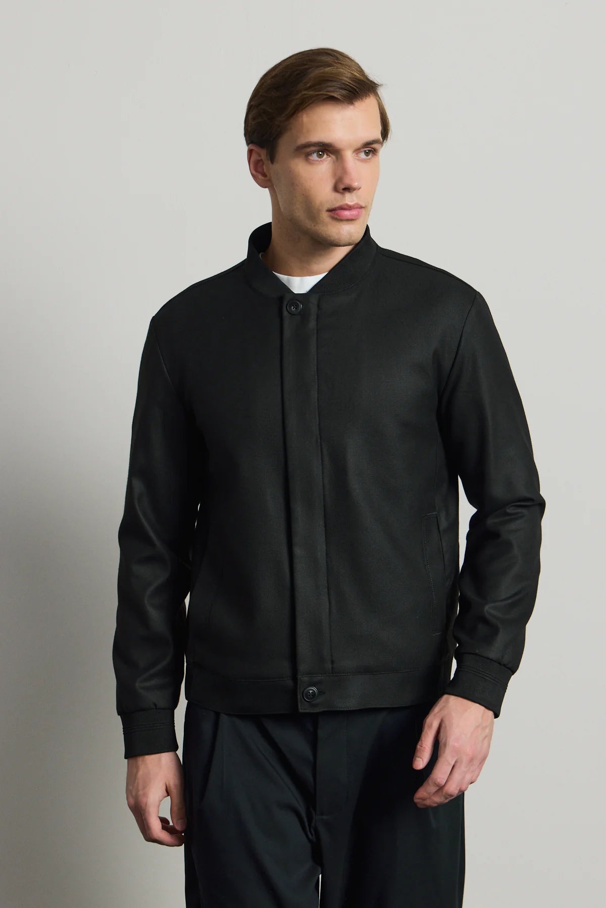Veste bomber noire minimaliste et élégante pour homme