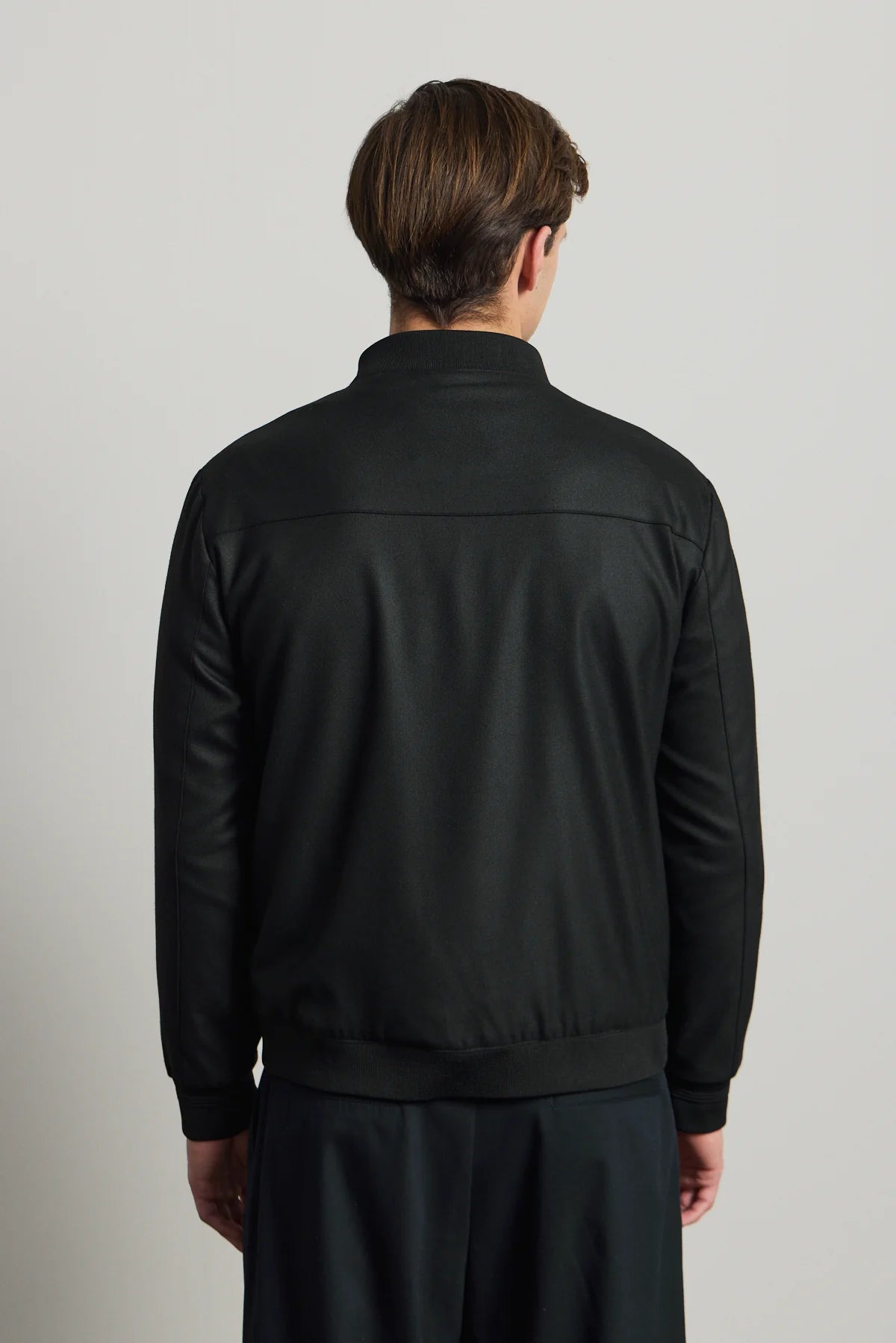 Veste bomber noire minimaliste et élégante pour homme