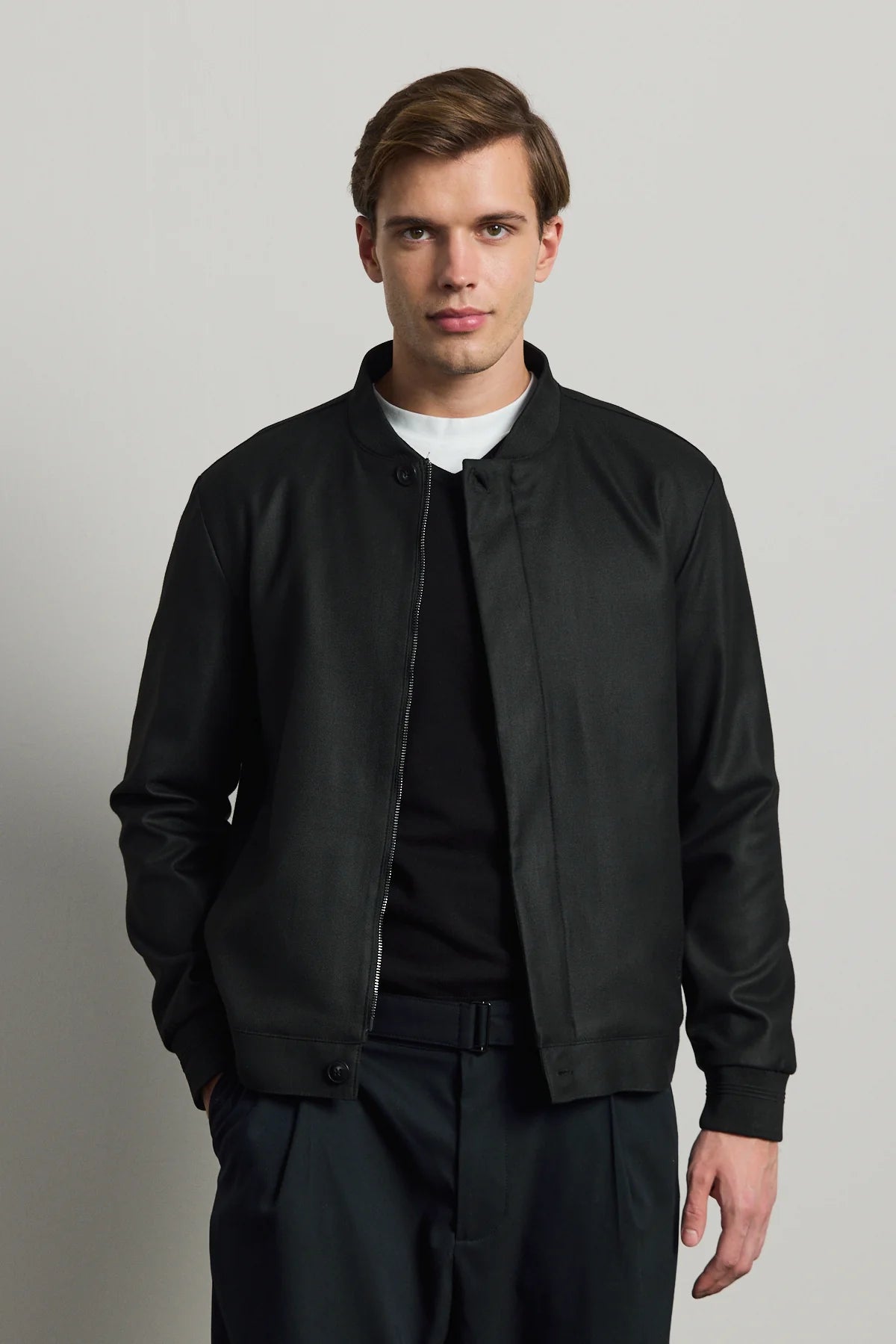Veste bomber noire minimaliste et élégante pour homme