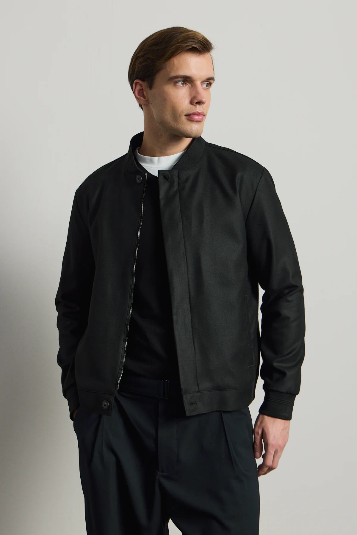 Veste bomber noire minimaliste et élégante pour homme