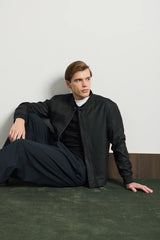 Veste bomber noire minimaliste et élégante pour homme