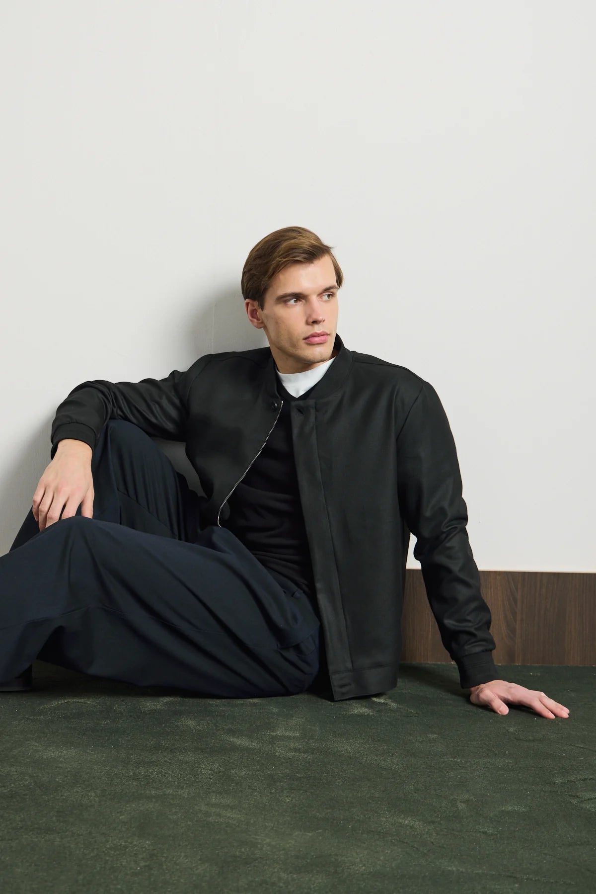 Veste bomber noire minimaliste et élégante pour homme