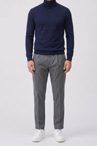 Pull à col roulé bleu marine pour homme, en maille douce à manches longues et mélange de viscose.