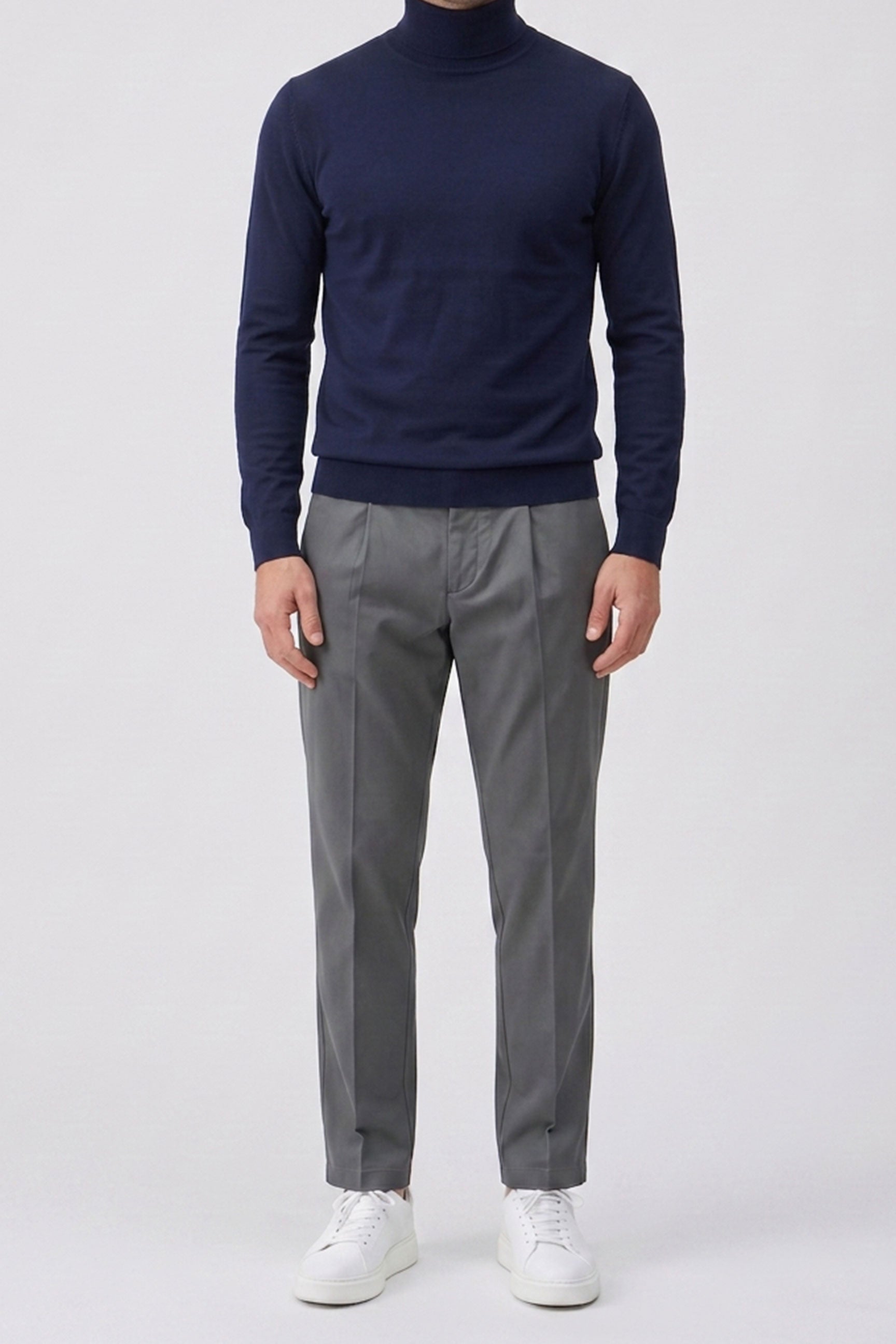 Pull à col roulé bleu marine pour homme, en maille douce à manches longues et mélange de viscose.
