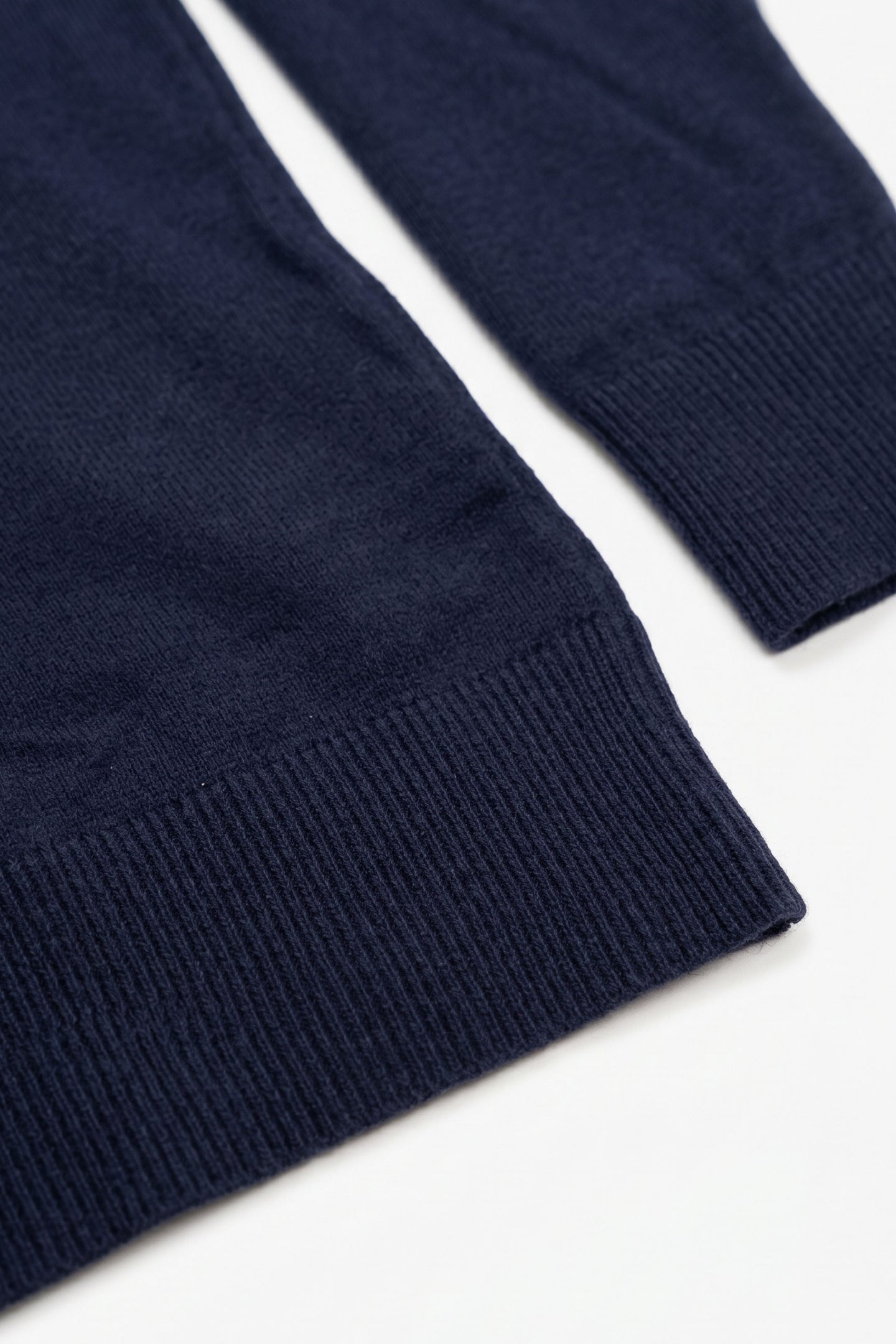 Pull à col roulé bleu marine pour homme, en maille douce à manches longues et mélange de viscose.