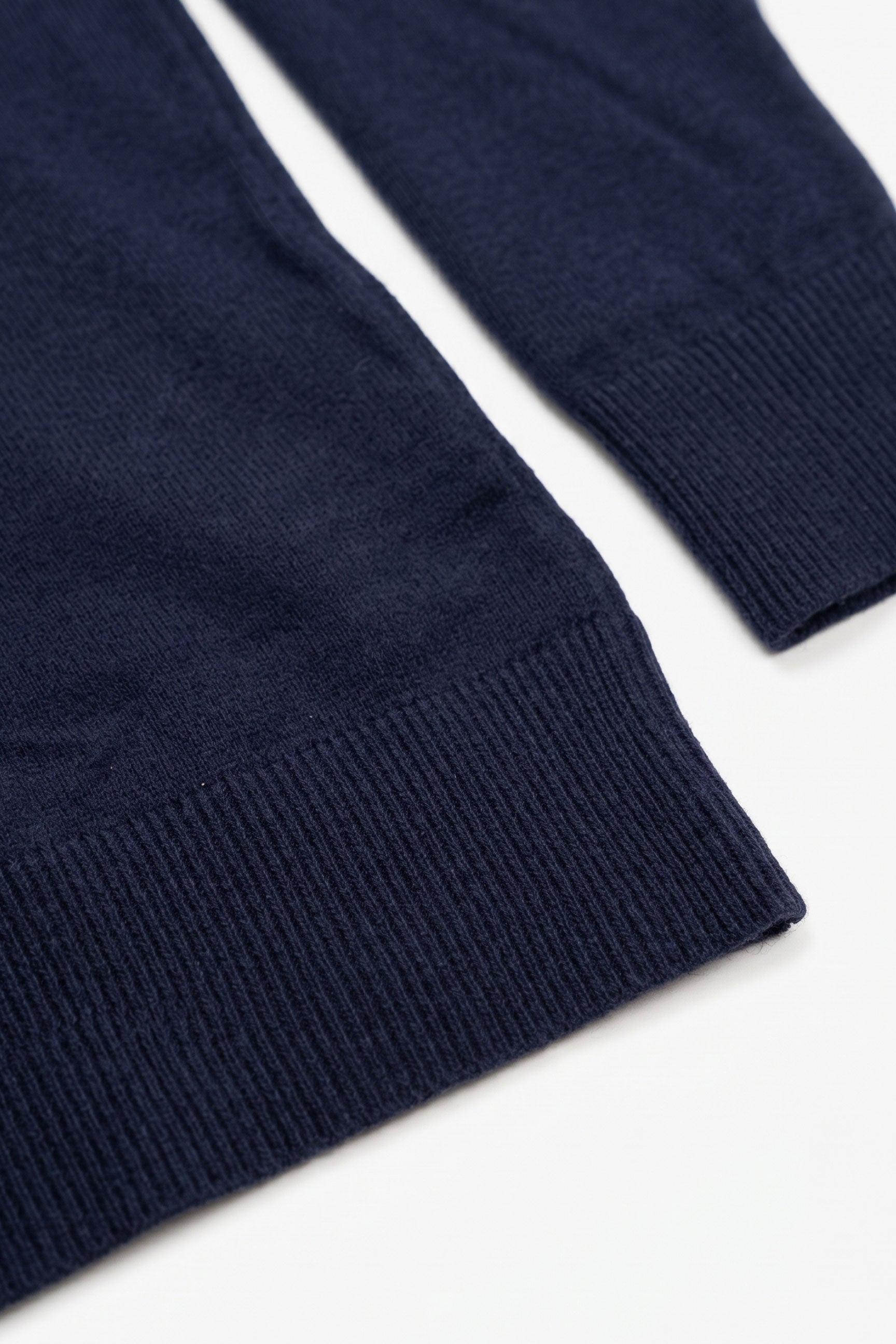Pull à col roulé bleu marine pour homme, en maille douce à manches longues et mélange de viscose.