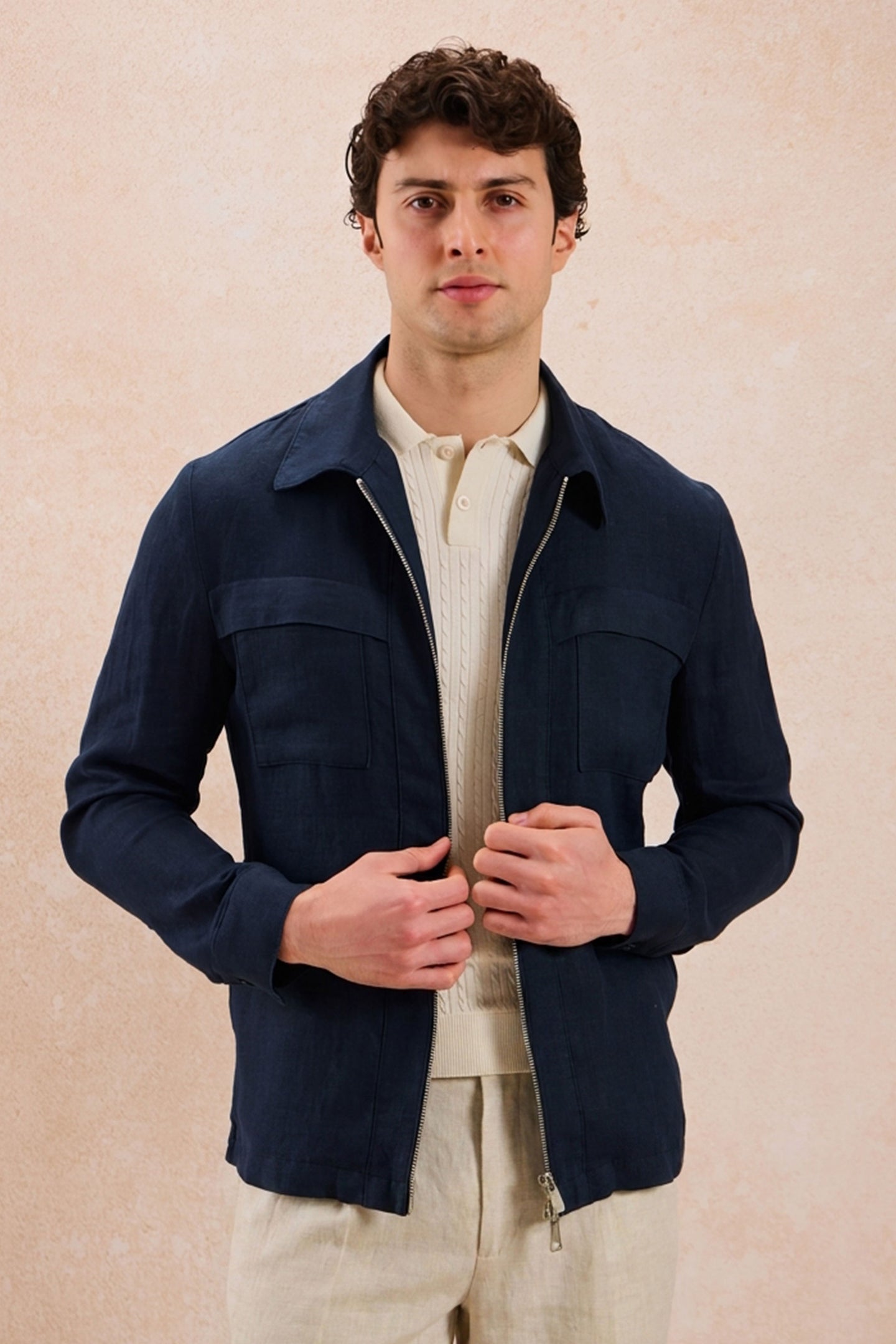 Ensemble veste zippée en lin bleu marine et pantalon beige pour homme, tenue d'été élégante et décontractée