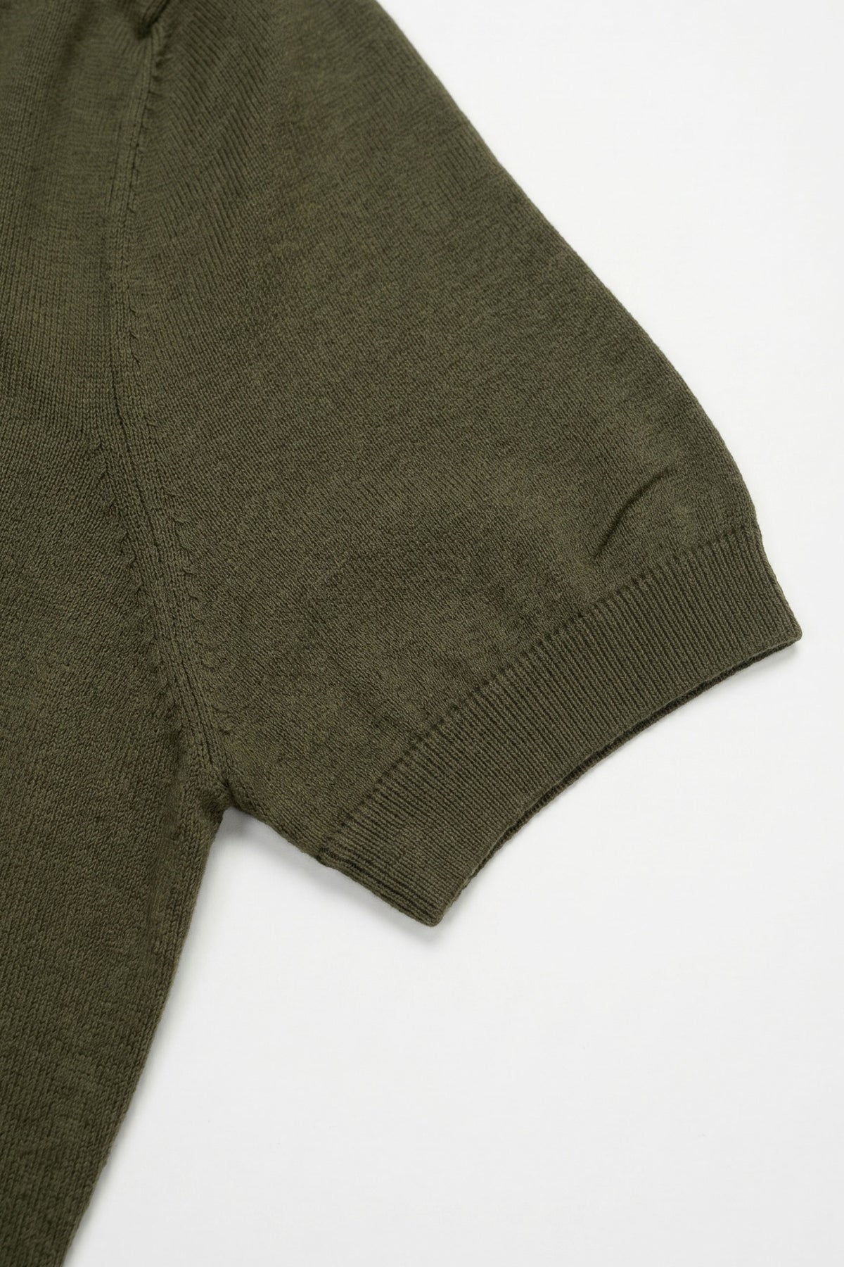 T-shirt homme vert olive en maille, coupe classique, col rond, manches courtes