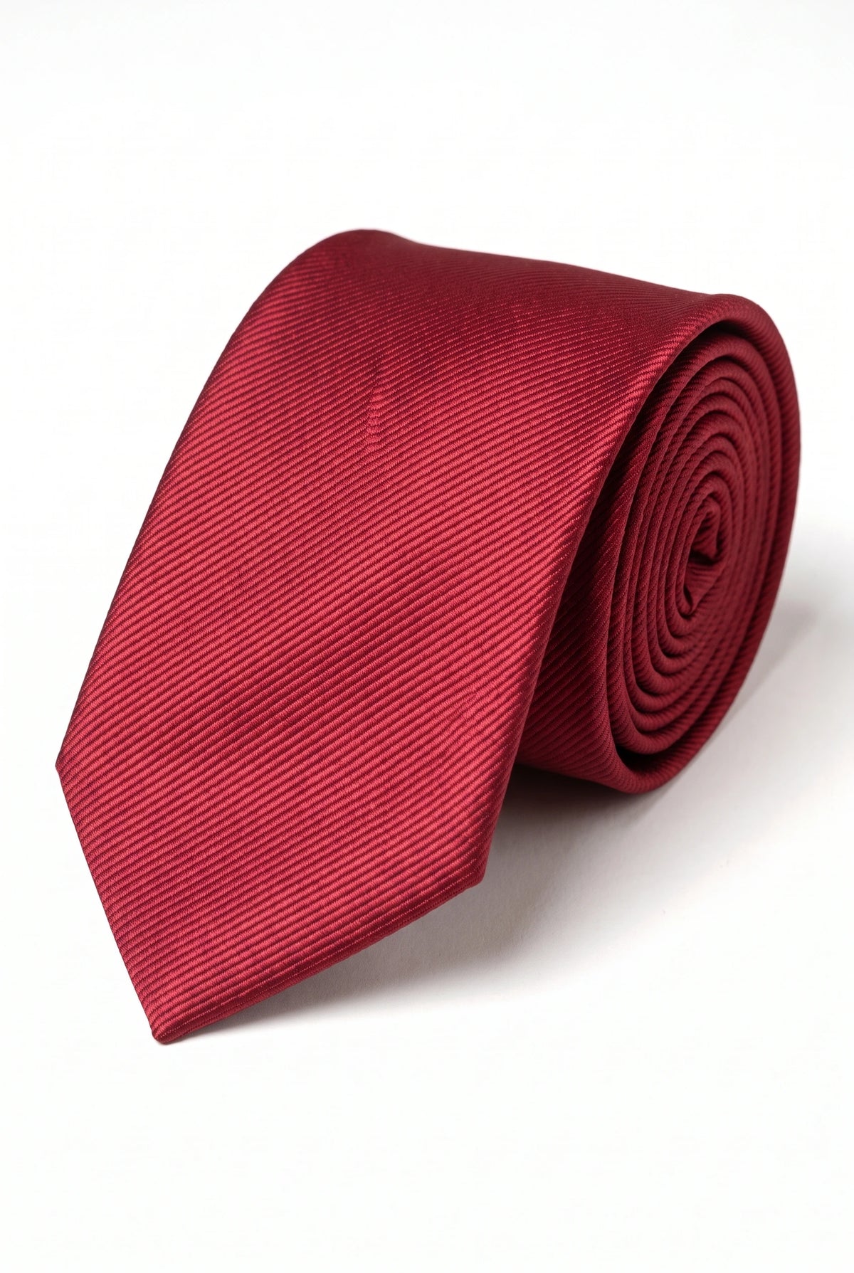 Cravate fine rouge foncé unie pour homme