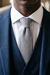 Cravate grise unie en maille pour homme