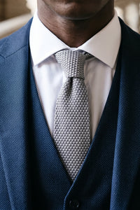 Cravate grise unie en maille pour homme