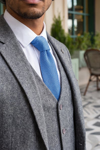 Cravate tricotée bleu clair pour homme