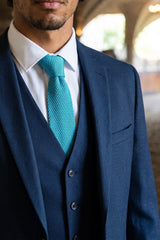 Cravate tricotée bleu clair pour homme