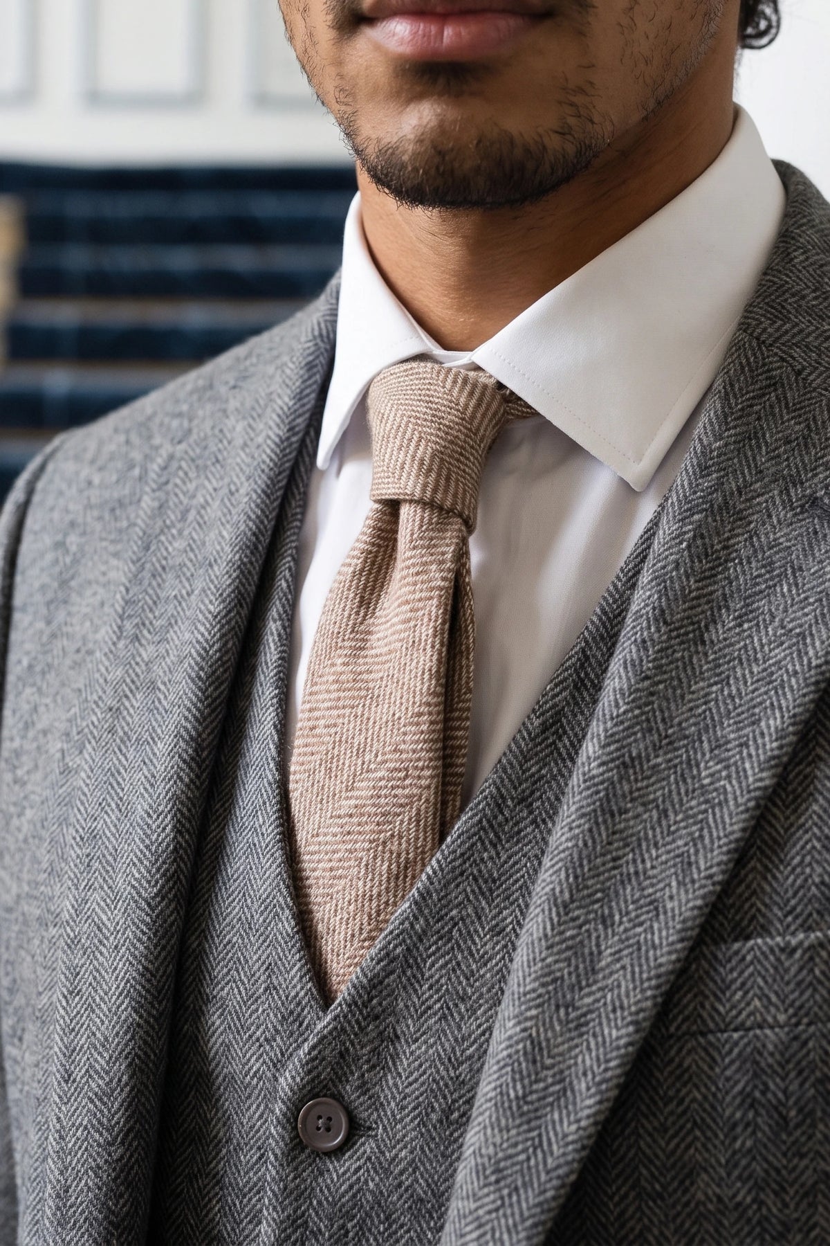 Cravate pour homme en tweed de laine mélangée à chevrons marron clair