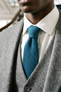 Cravate tricotée bleu marine pour homme, à extrémités carrées plates