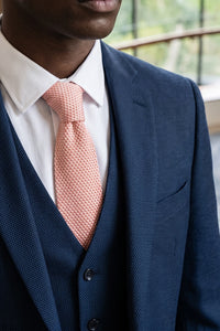 Cravate rose tricotée pour homme avec extrémités carrées plates
