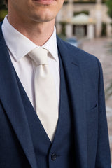 Cravate blanche pour homme en daim