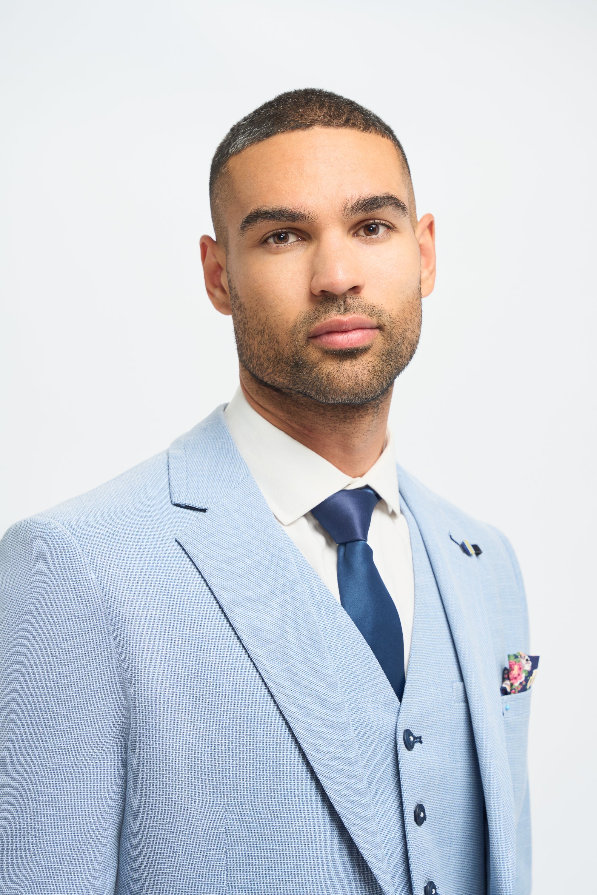 Costume trois pièces pour homme, bleu clair, en lin, coupe ajustée, idéal pour l'été, mariage ou bal de promo, style classique.