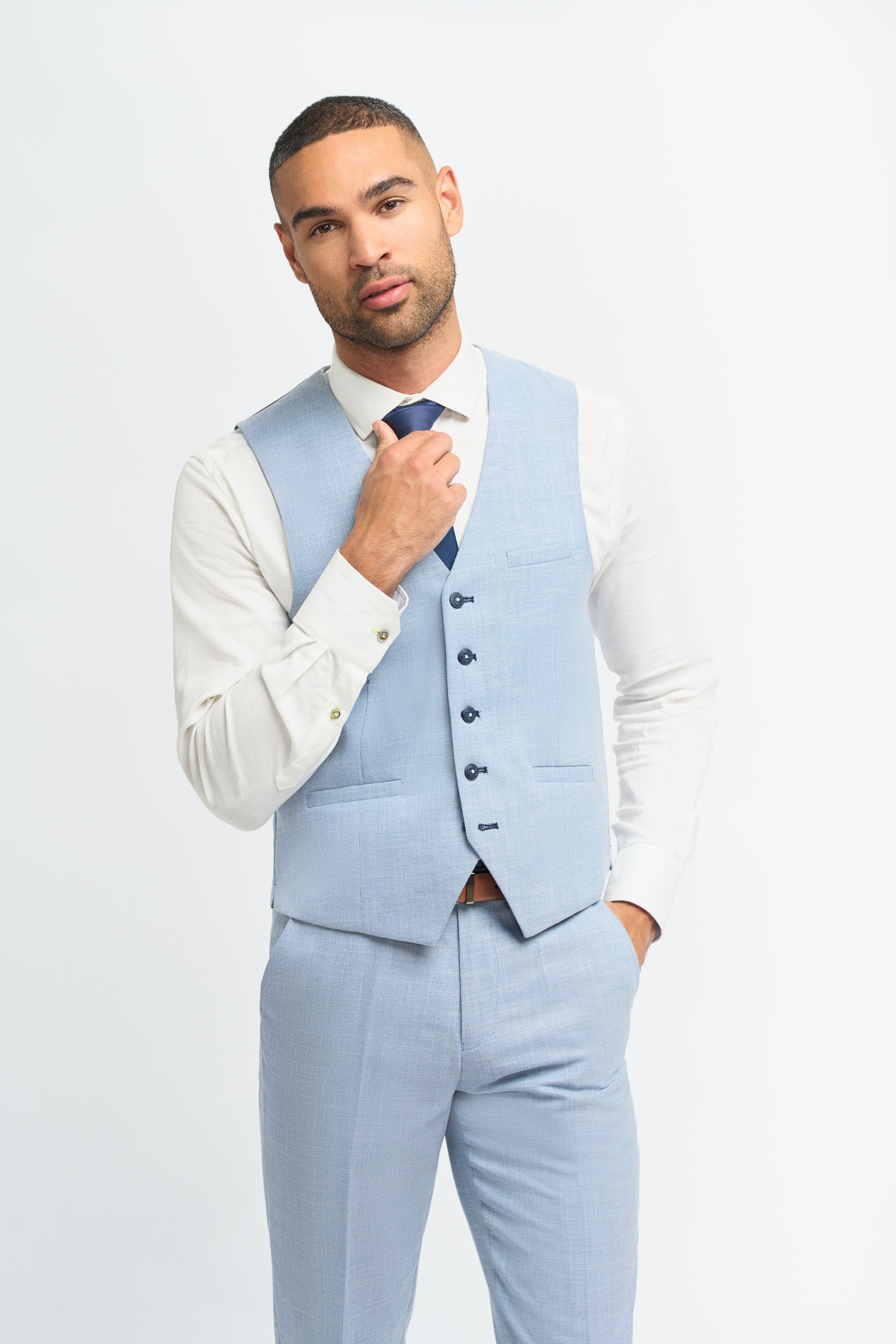 Costume trois pièces pour homme, bleu clair, en lin, coupe ajustée, idéal pour l'été, mariage ou bal de promo, style classique.
