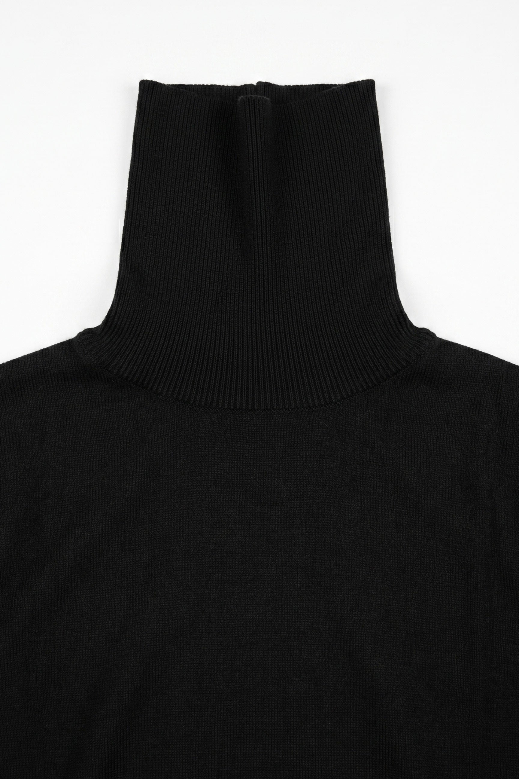 Pull à col roulé noir pour homme, en maille douce à manches longues et mélange de viscose.