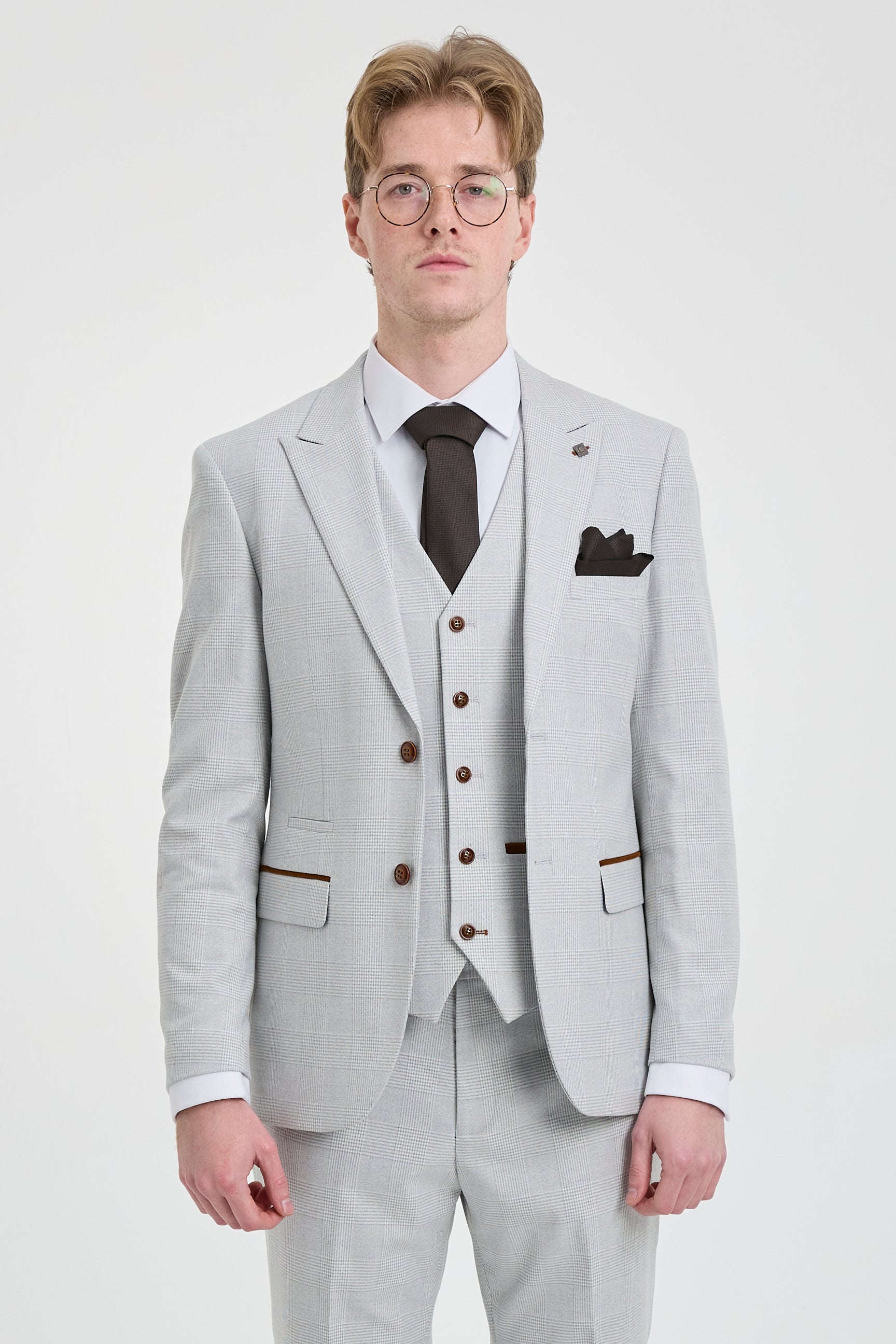 Costume trois pièces en tweed à carreaux gris pierre pour homme Mark, avec finitions marron, idéal pour les mariages et les bals de fin d'année.