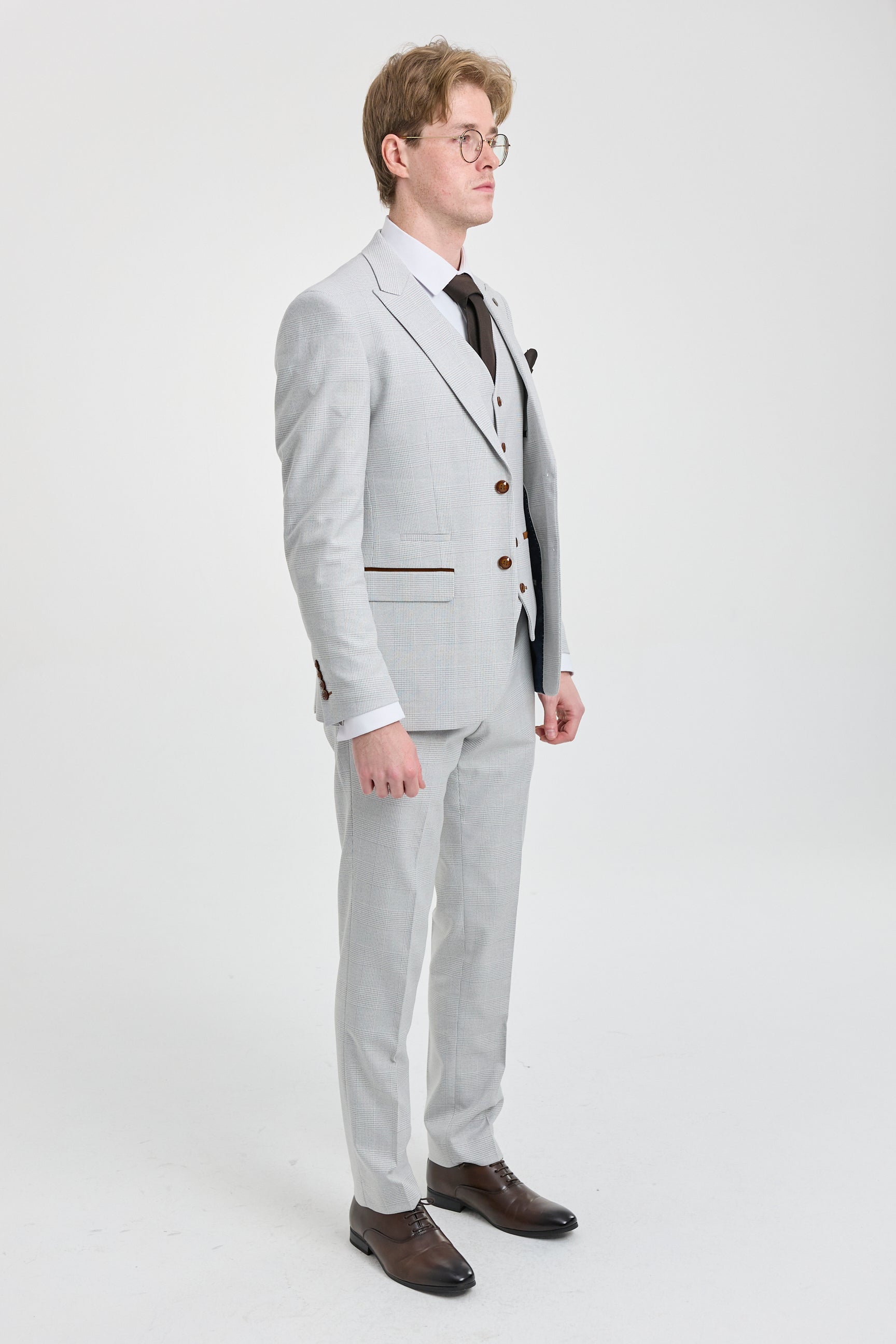 Costume trois pièces en tweed à carreaux gris pierre pour homme Mark, avec finitions marron, idéal pour les mariages et les bals de fin d'année.