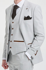 Costume trois pièces en tweed à carreaux gris pierre pour homme Mark, avec finitions marron, idéal pour les mariages et les bals de fin d'année.