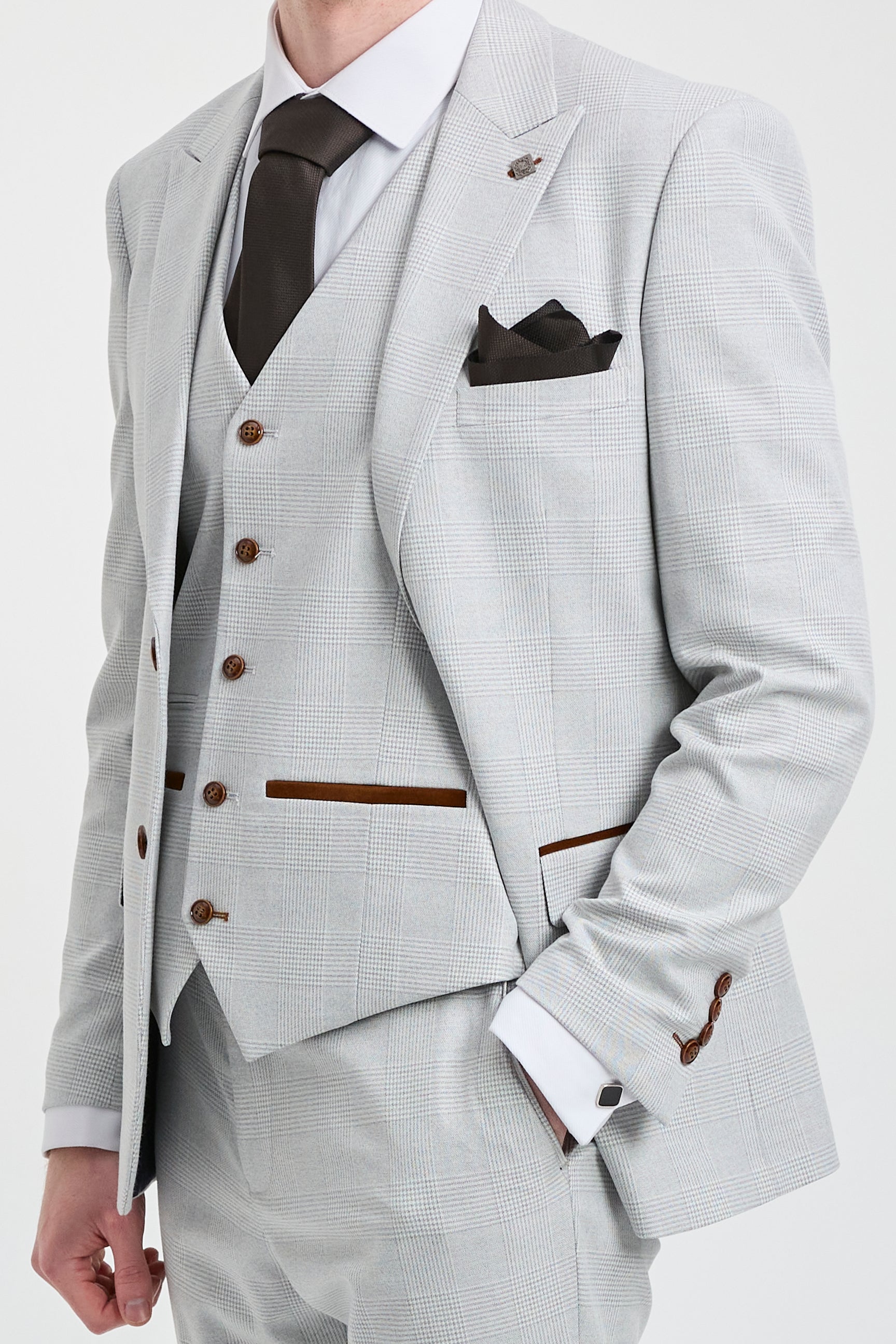 Costume trois pièces en tweed à carreaux gris pierre pour homme Mark, avec finitions marron, idéal pour les mariages et les bals de fin d'année.
