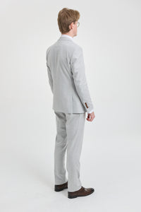 Costume trois pièces en tweed à carreaux gris pierre pour homme Mark, avec finitions marron, idéal pour les mariages et les bals de fin d'année.