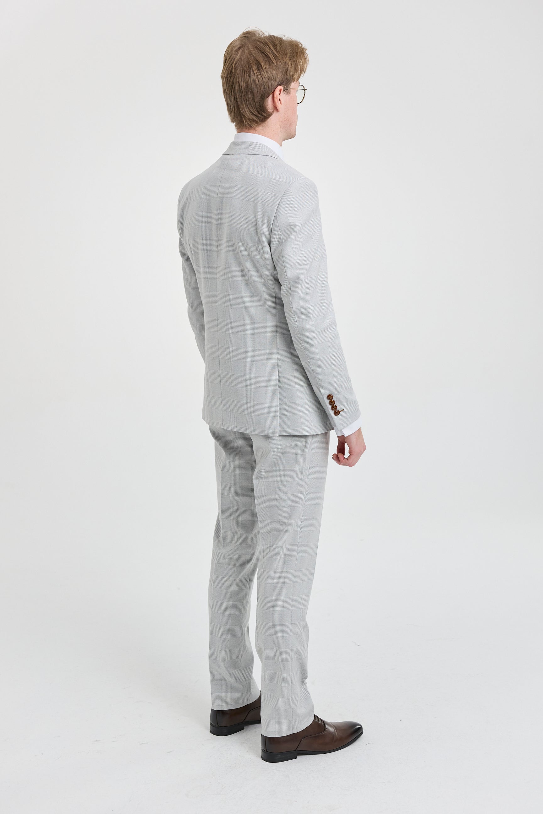 Costume trois pièces en tweed à carreaux gris pierre pour homme Mark, avec finitions marron, idéal pour les mariages et les bals de fin d'année.